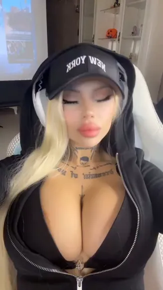 Yeahm8r Deep V Hoodie Tease OnlyFans Video Leaked