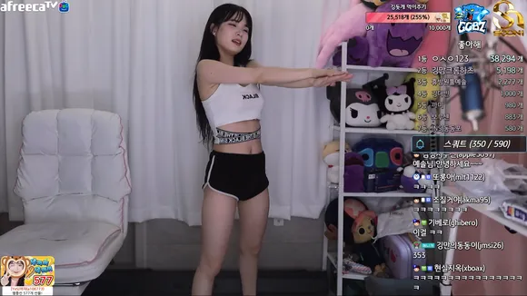 Yes_topia Squats In Tiny Shorts OnlyFans Video Leaked