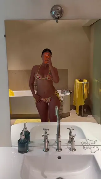 Yesjulz Floral Bikini Mirror Selfie OnlyFans Video Leaked