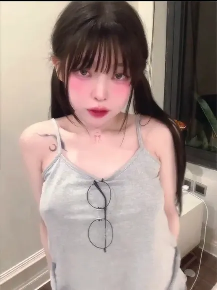 You_s2_diii Grey Top Tease OnlyFans Video Leaked