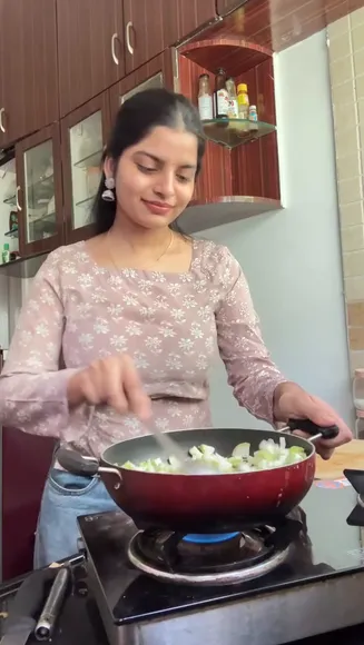 Yourstrulyanushkaa Floral Top Cooking OnlyFans Video Leaked