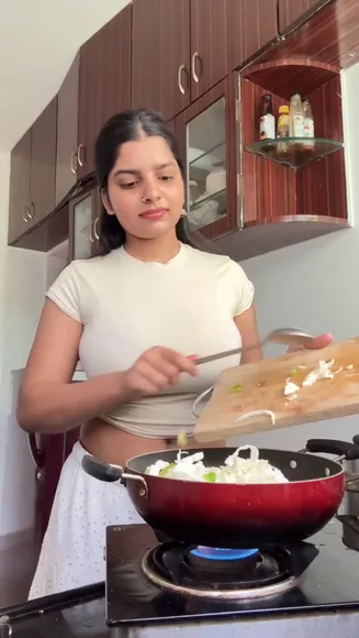 Yourstrulyanushkaa Tight Crop Top Cooking OnlyFans Video Leaked