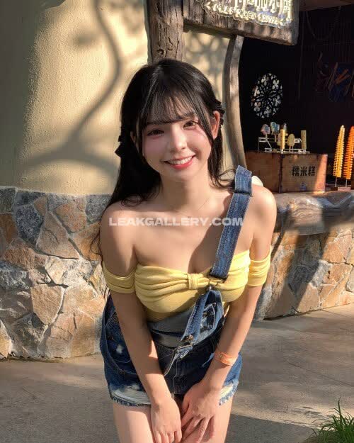 Yueh_0720 Yellow Top Straps Off OnlyFans Photo Leaked