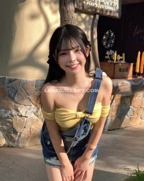 Yueh_0720 Yellow Top Straps Off OnlyFans Photo Leaked