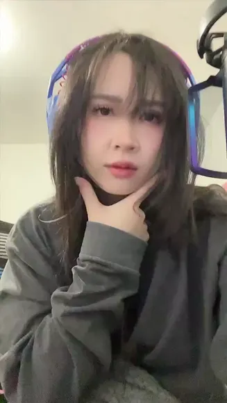 Yukitorisauce Grey Sweatshirt Pose OnlyFans Video Leaked