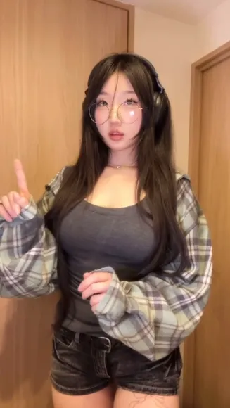 Yurasweb Plaid Shirt Tease OnlyFans Video Leaked