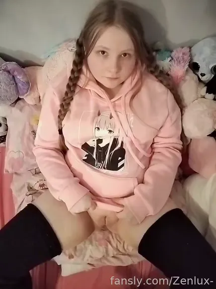 Zenlux- Pink Hoodie Thigh Spread OnlyFans Video Leaked