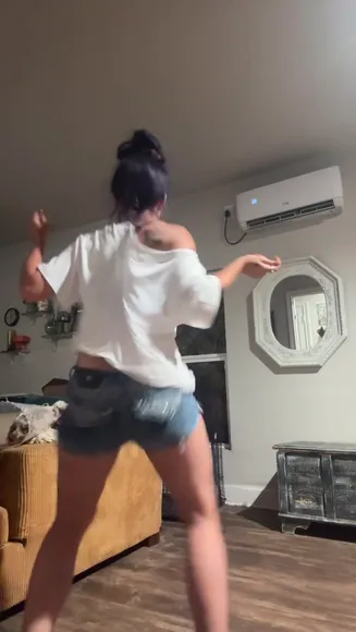 Zoe Ebarb Tight Denim Shorts Twerk OnlyFans Video Leaked