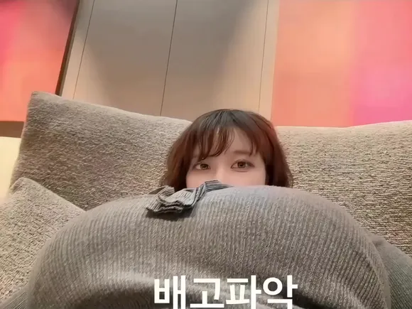 Zzi_zzi Cuddling Under Blanket OnlyFans Video Leaked